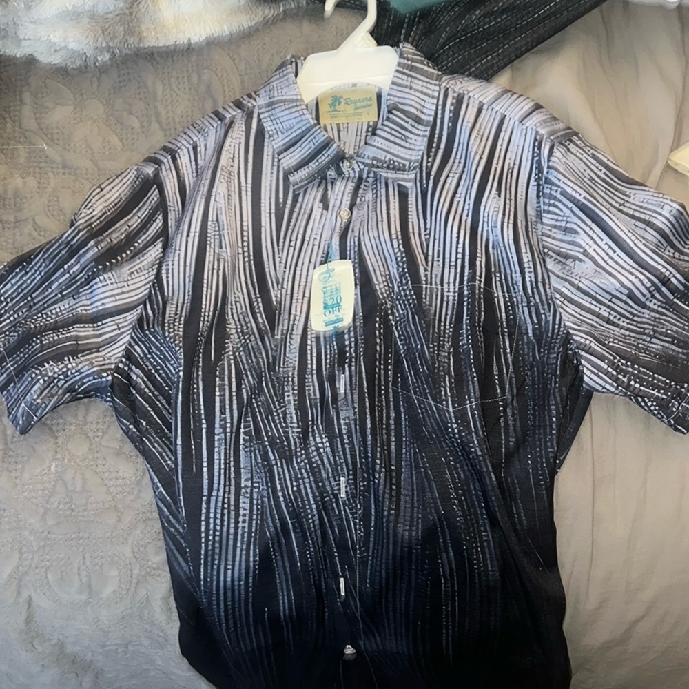 BRAND NEW : Men’s Button Down Shirt (L)